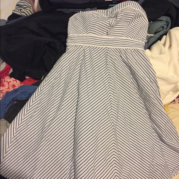 Dillard’s Seesuckers Dress - Picture 2 of 4